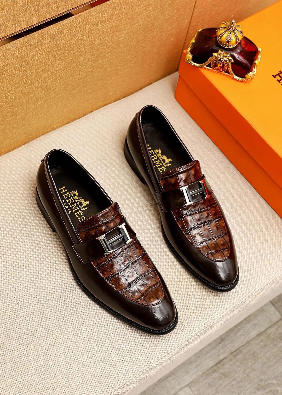 Men's shoes 💰480 💐 Product trademark: HERMES "Hermès" casual leather shoes Regular size: 39-44 (38.45.46🉑️Customized) Product materials: Selected imported first-layer calfskin embossed upper + classic hardware buckle, imported water-dyed cowhide lining. Strong three-dimensional visual effect, combined outsole Color: 2⃣️colors available